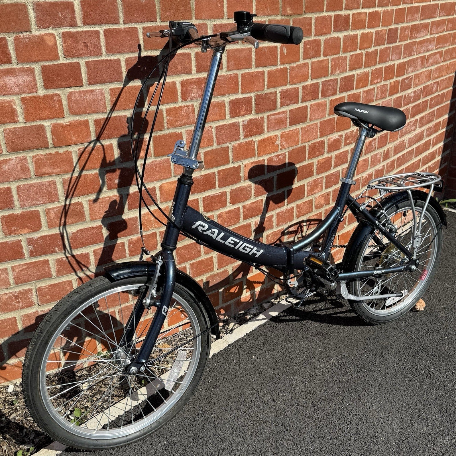 Raleigh Swift Aluminium Folding Bike Adults Compact 20” Wheels with Rack, Gears