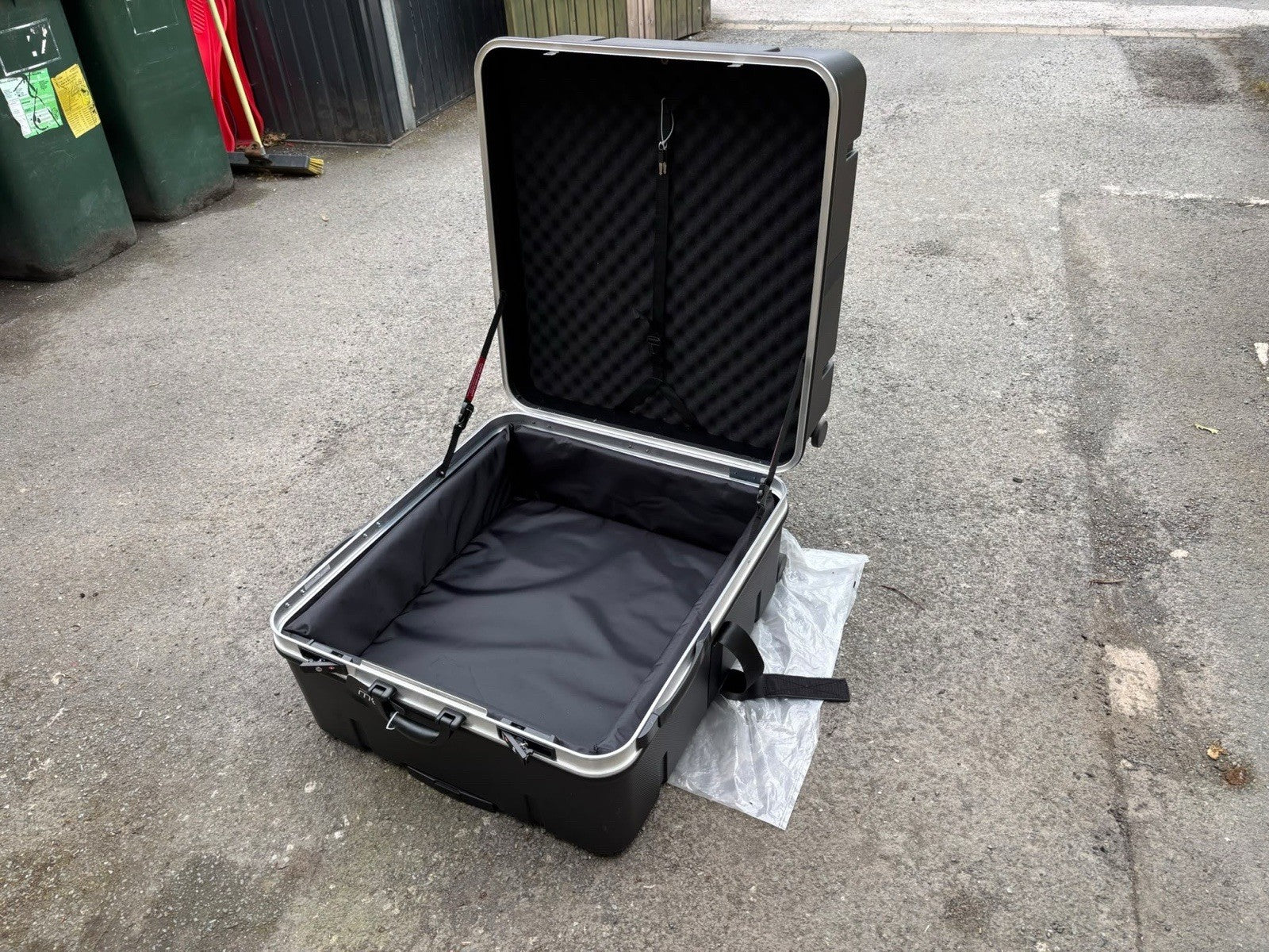 AMAZING BROMPTON B&W GARAGE/BIKE CASE WITH EXTRA SPACE FOR LUGGAGE