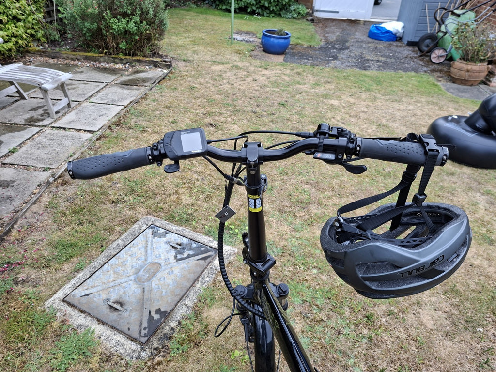 Volt metro ~ Black Folding Bike ~ plus extras! only done 470 miles! (EN15194)