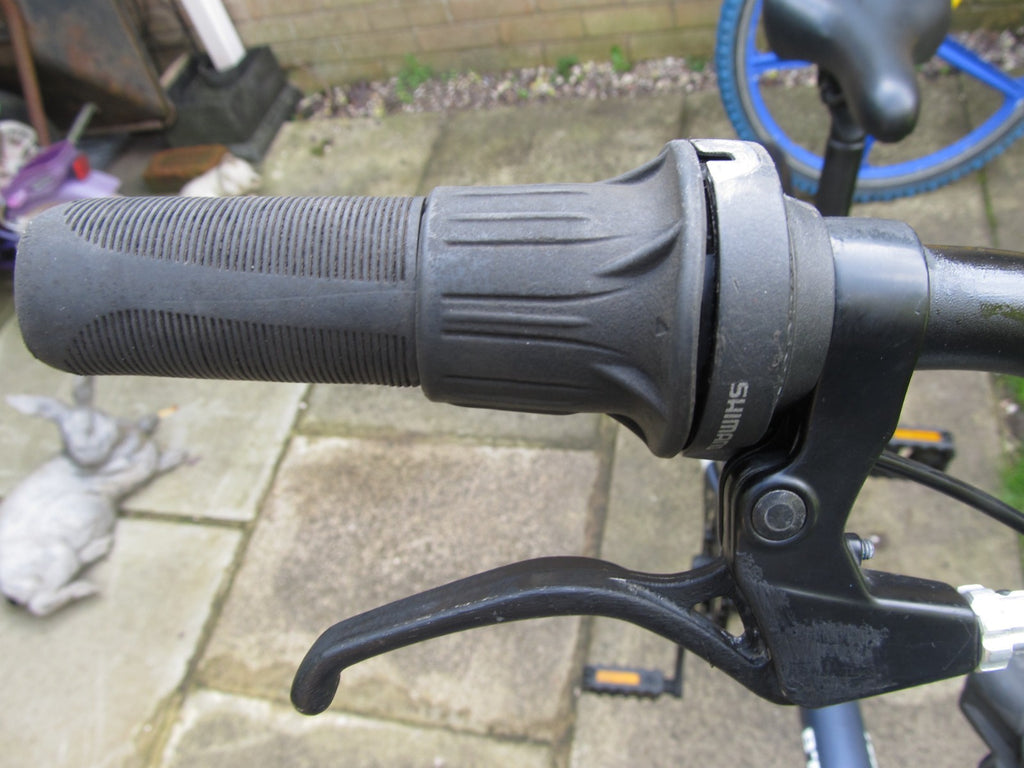 BIKE - FOLDING BIKE - 20 " WHEELS  - UNISEX - VERY GOOD CONDITION