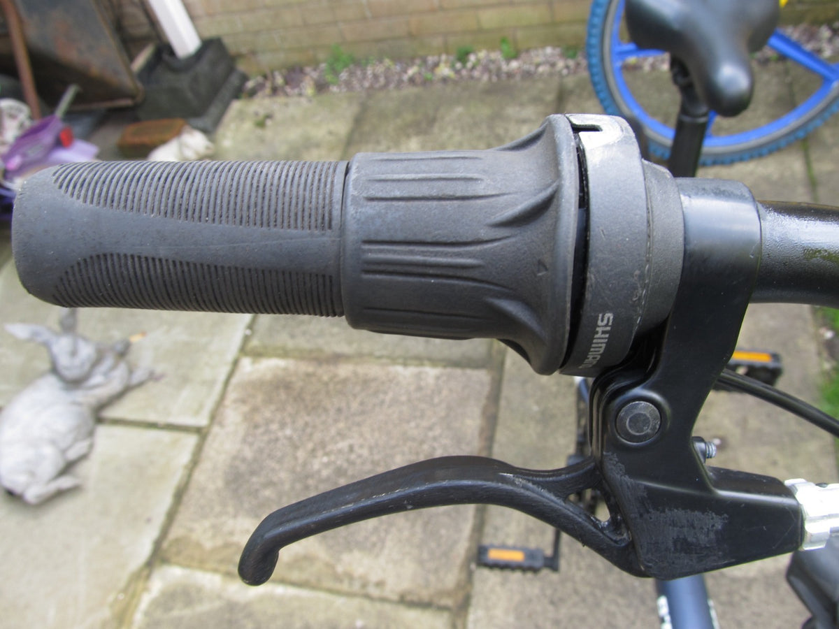 BIKE - FOLDING BIKE - 20 " WHEELS  - UNISEX - VERY GOOD CONDITION