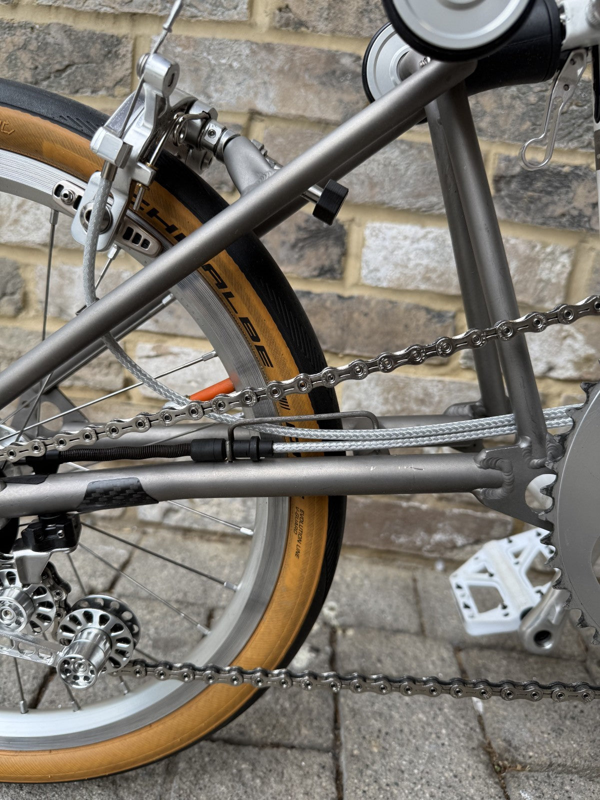 Brompton White Superlight Titanium S2E-X + OVER £400 UPGRADES - WORLDWIDE SHIP