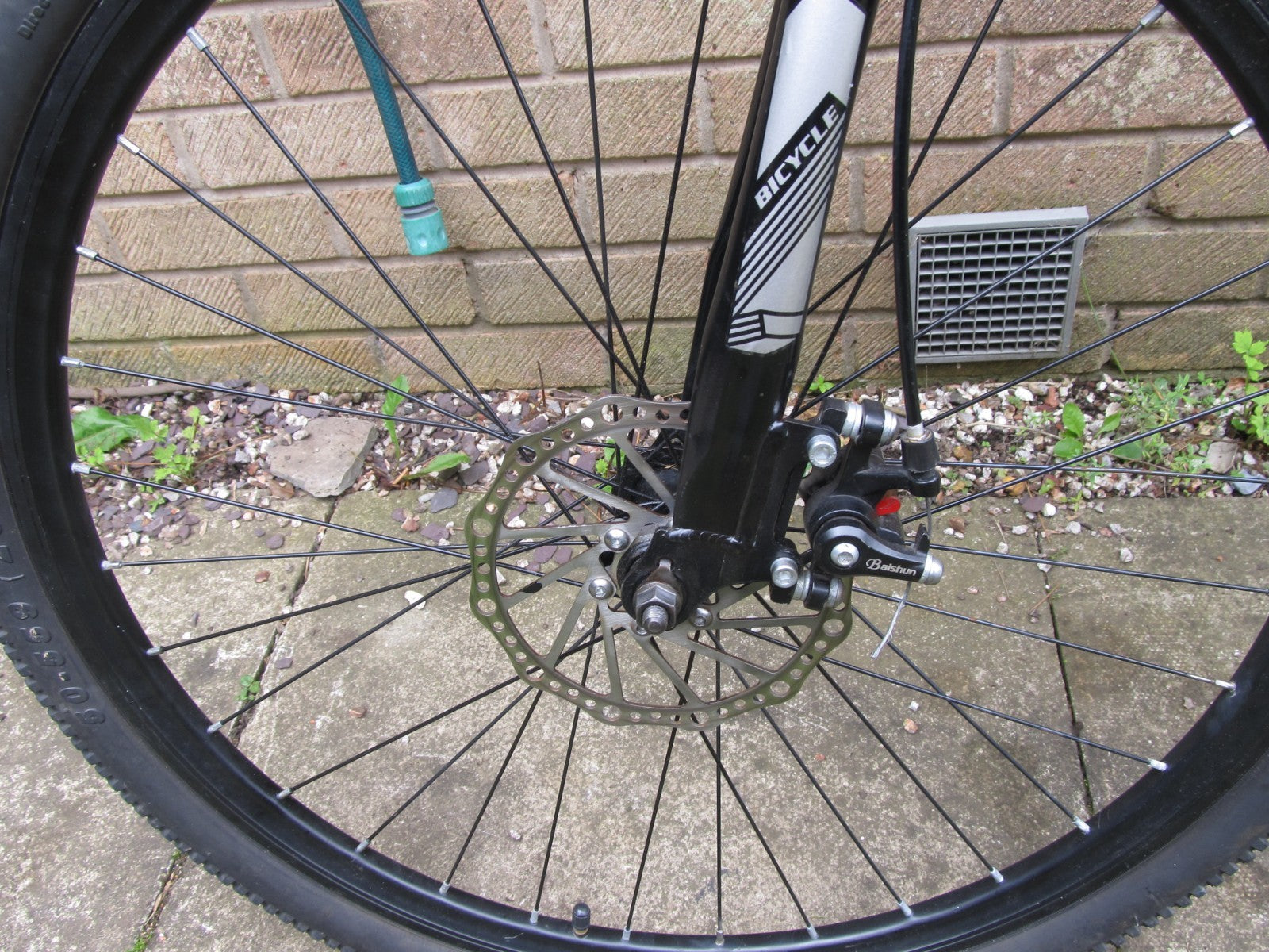 BIKE - FOLDING BIKE - 26" WHEELS, DISC BRAKES - UNISEX - EXCELLENT CONDITION