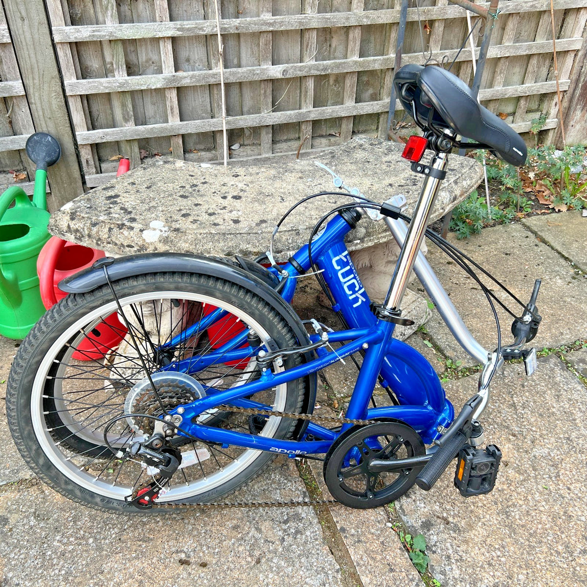 Apollo Tuck Folding Bicycle – Lightweight Steel Frame, 6‑Speed, Compact Fold.