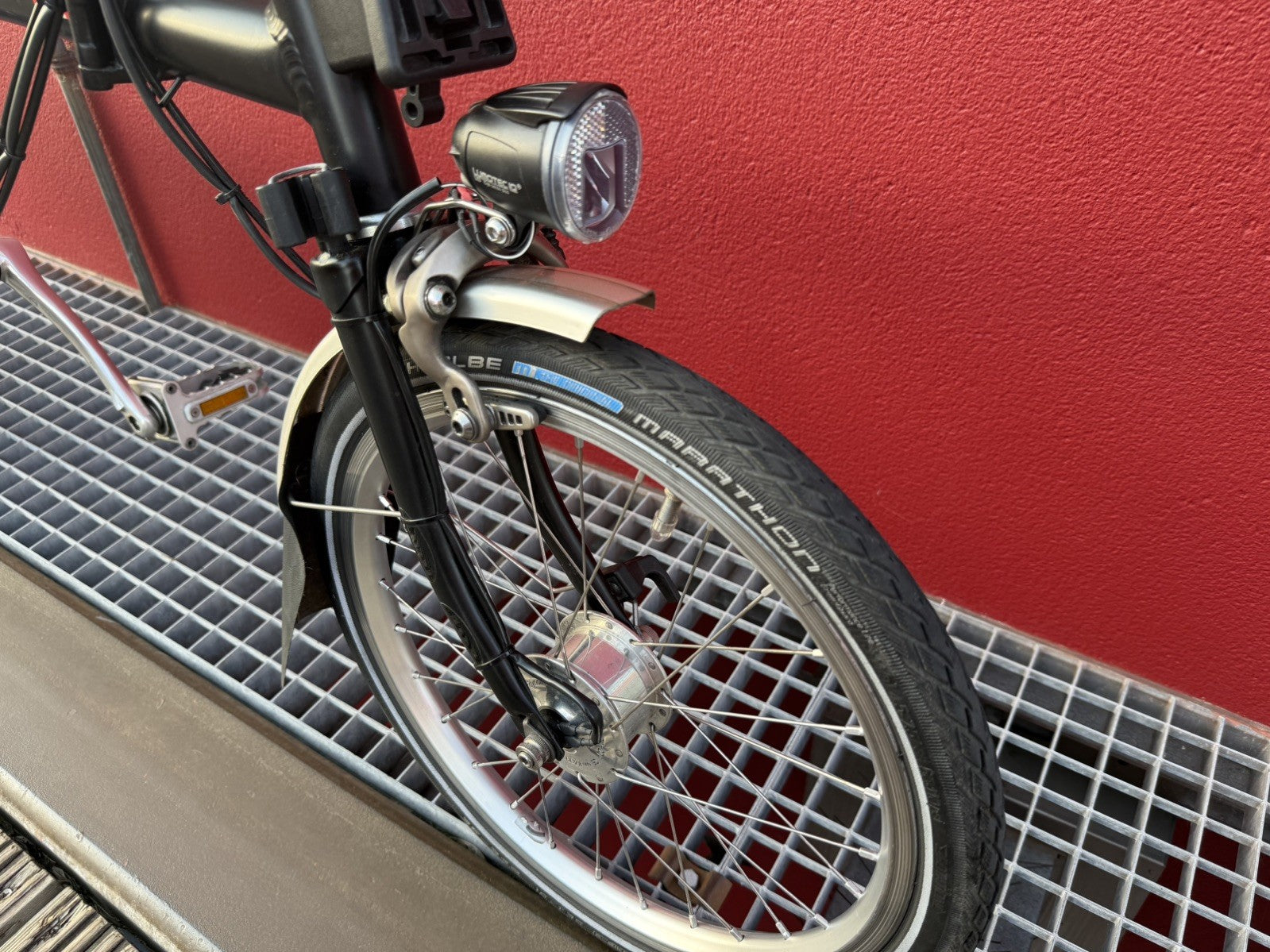 Brompton M3R Matte Black - 3 Speed with Son Dynamo Hub