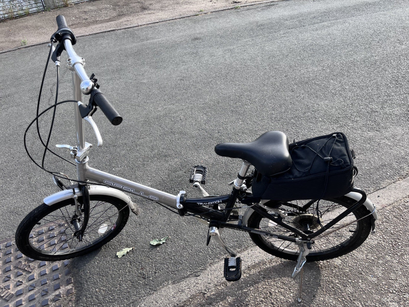 Apollo Folding Bike Aluminium Unisex Adults pick up Crawley sussex with carrier