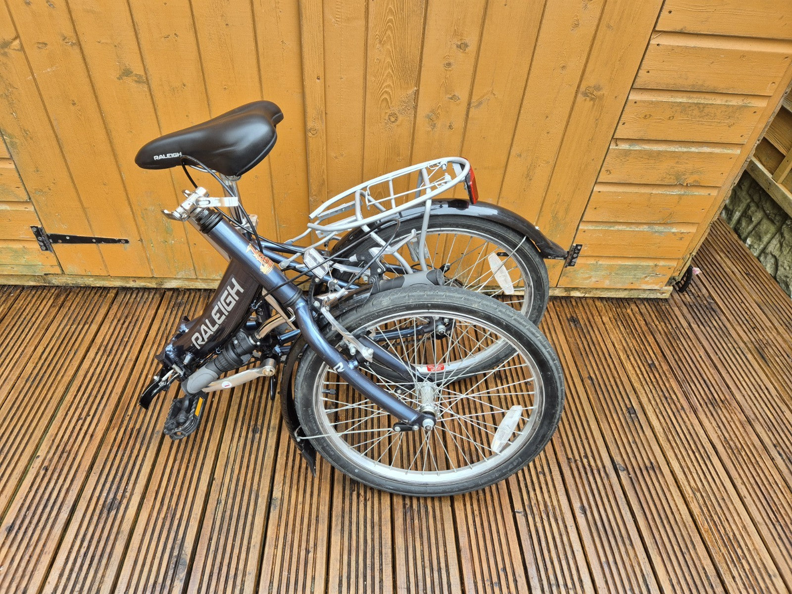 Raleigh Evo 7sp Folding Bike Aluminum Frame, 20" Wheels, 7-Speed with Revo Grip