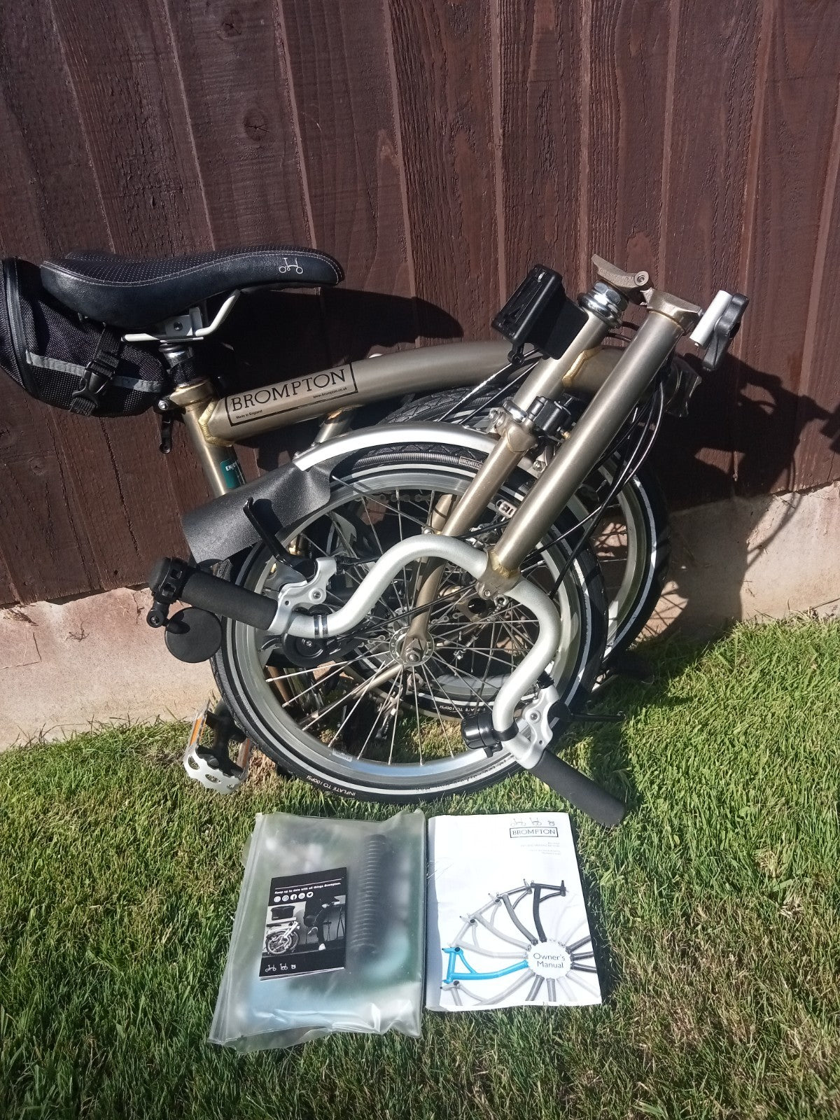 BROMPTON M3L  3 SPEED FOLDING CYCLE,  Near MINT CONDITION AND HARDLY USED.