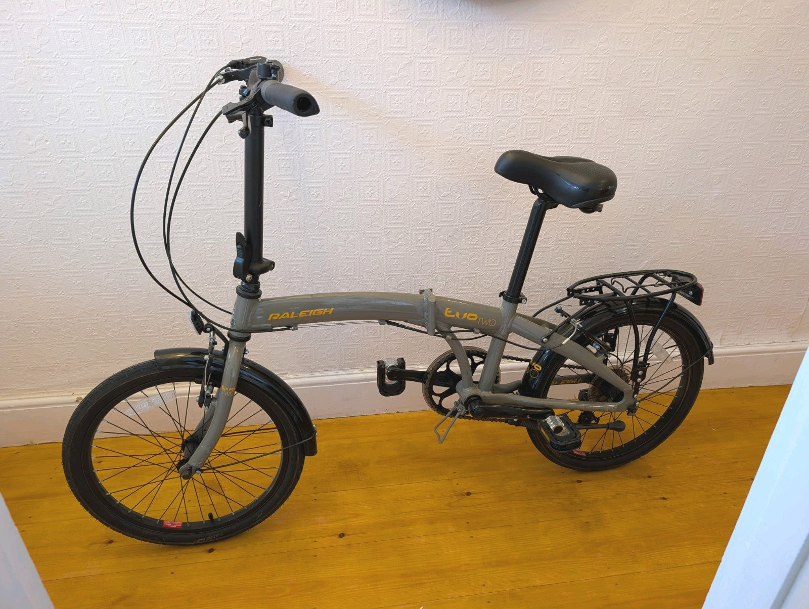 Raleigh Evo 2 Folding Bike 7-Speed Shimano Gears Grey