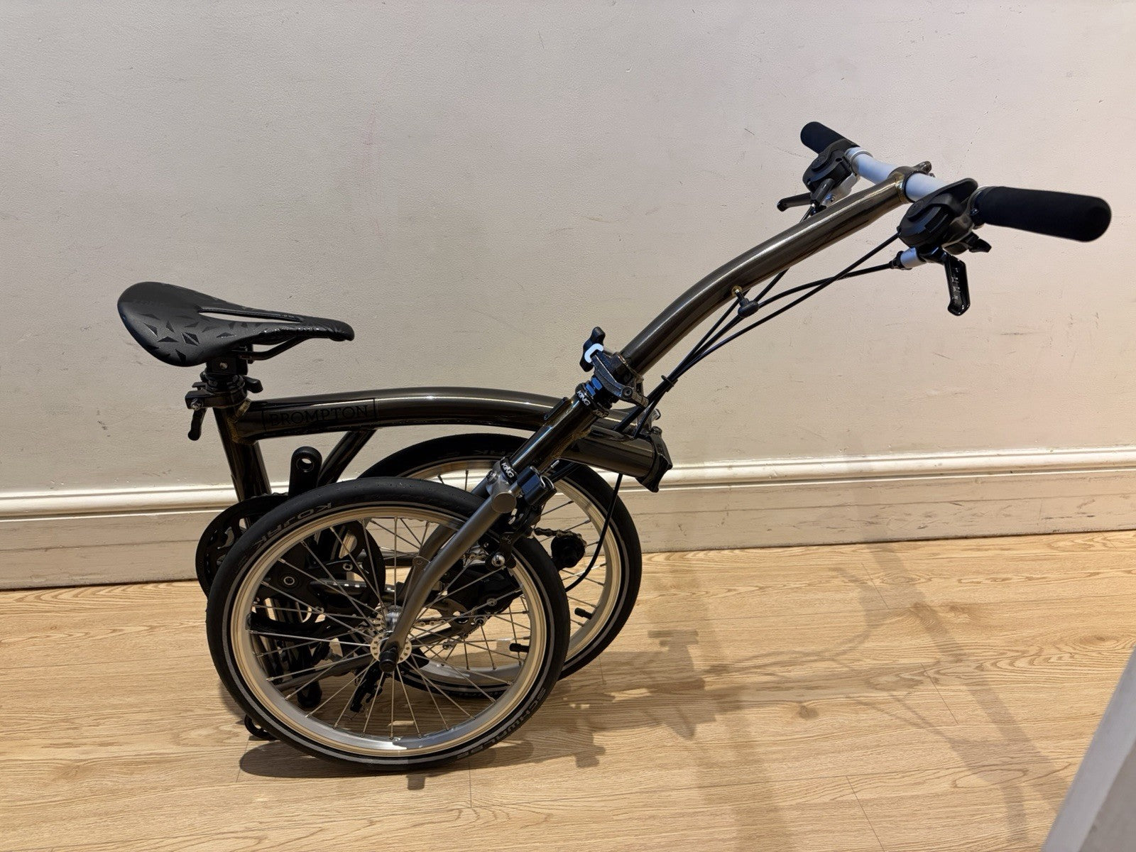 Brompton Folding Bike 16 in Wheels black lacquer 6 speed  Unisex Adults bike