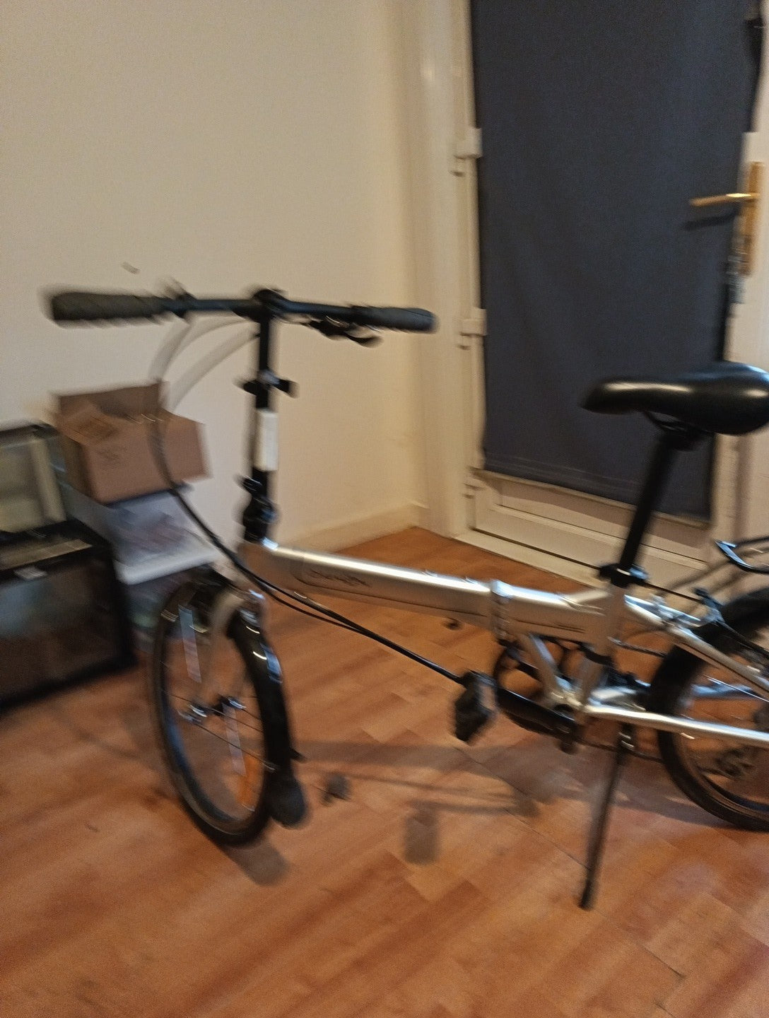 DAHON MARINER D8 FOLDING BIKE NEARLY NEW - SILVER