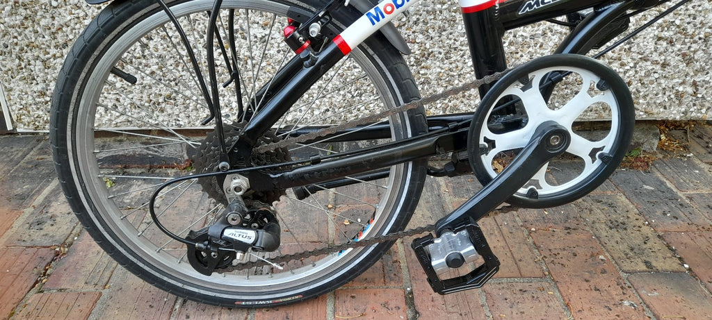 Oyama folding bike, 20 inch wheels, 8 speed.
