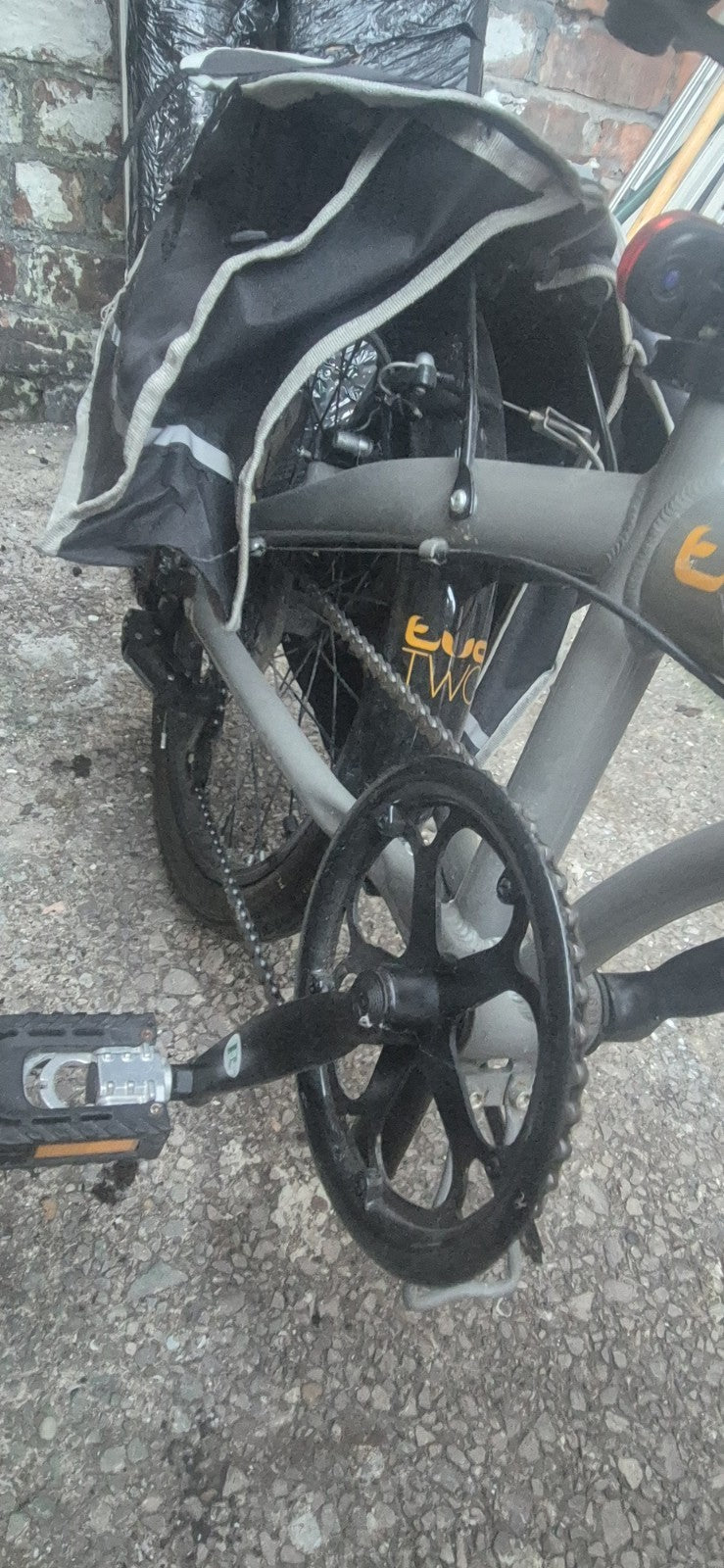 Raleigh Evo 2 is a folding bike featuring 7-speed Shimano gears and a grey frame