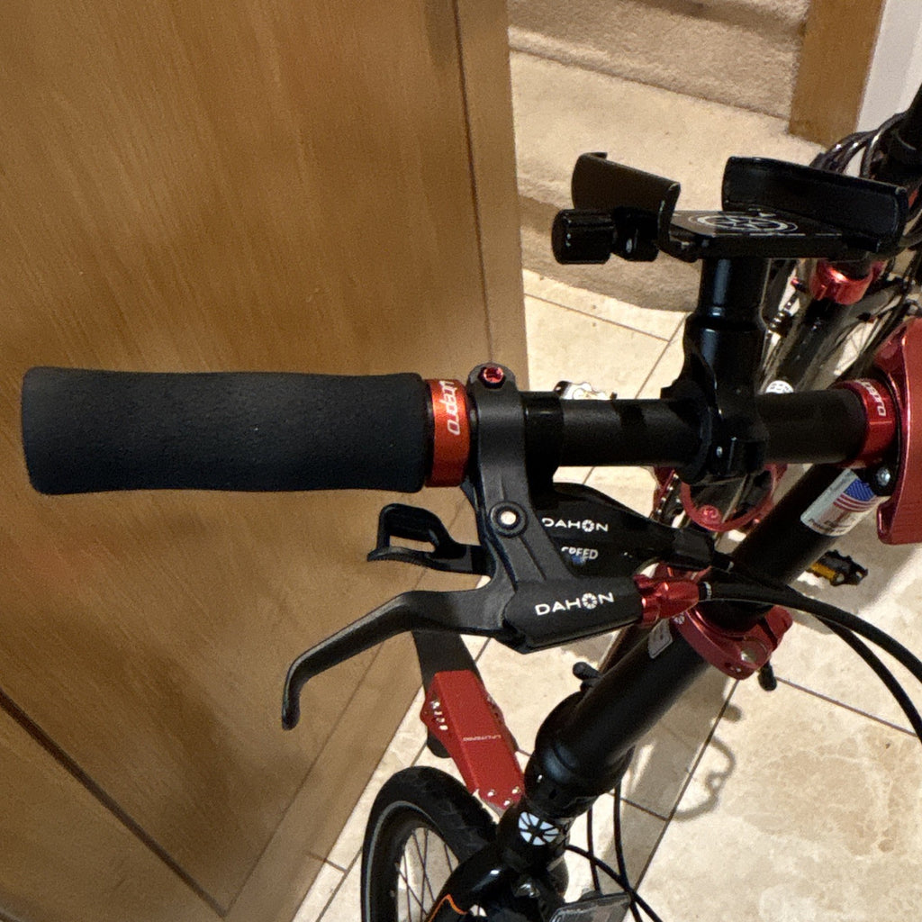 Dahon D8 20in Folding Bike 8-Speed Mechanical Disc, Mudguards, Black/Red