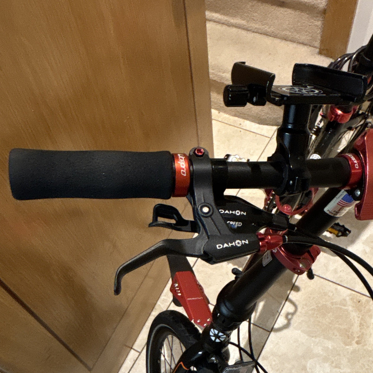 Dahon D8 20in Folding Bike 8-Speed Mechanical Disc, Mudguards, Black/Red