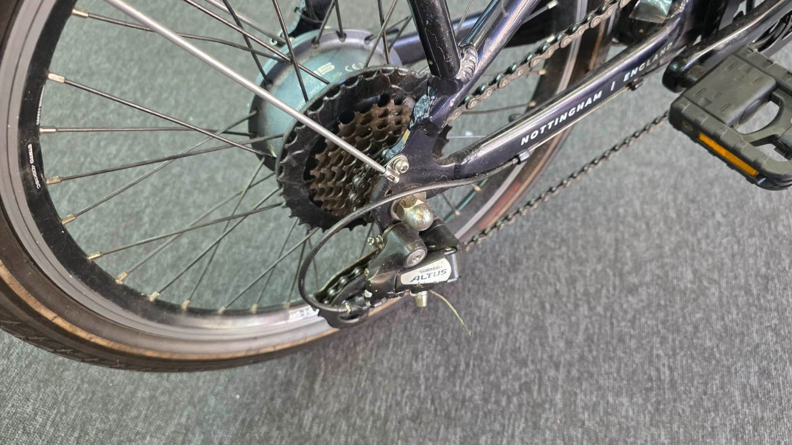 Raleigh Stow-E-Way Folding 7-Speed 20" Wheel - Charger