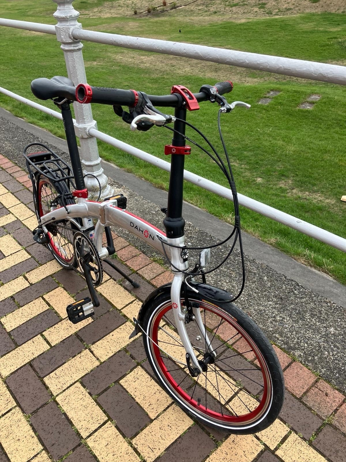 Dahon Mu P8 folding bike