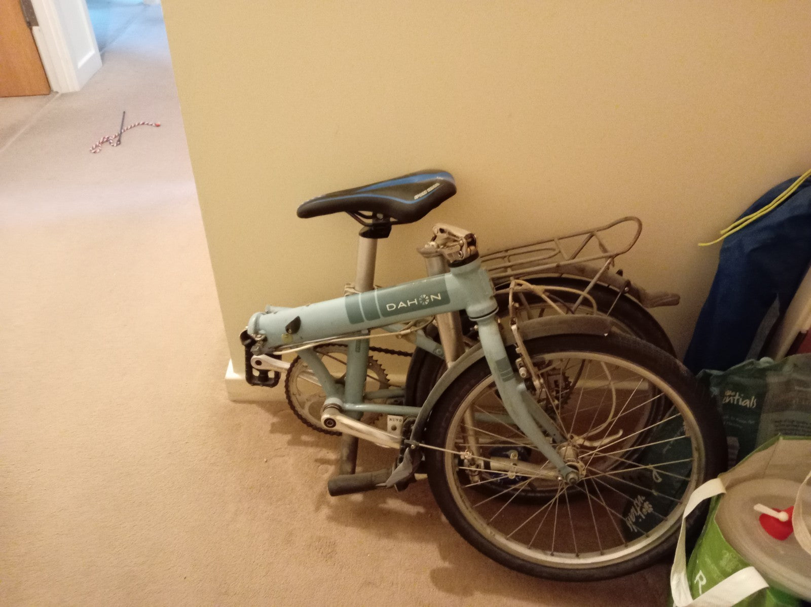 Dahon Speed D7 Folding Bike 7-Speed with extras,u-lock, pannier bag, light, bell