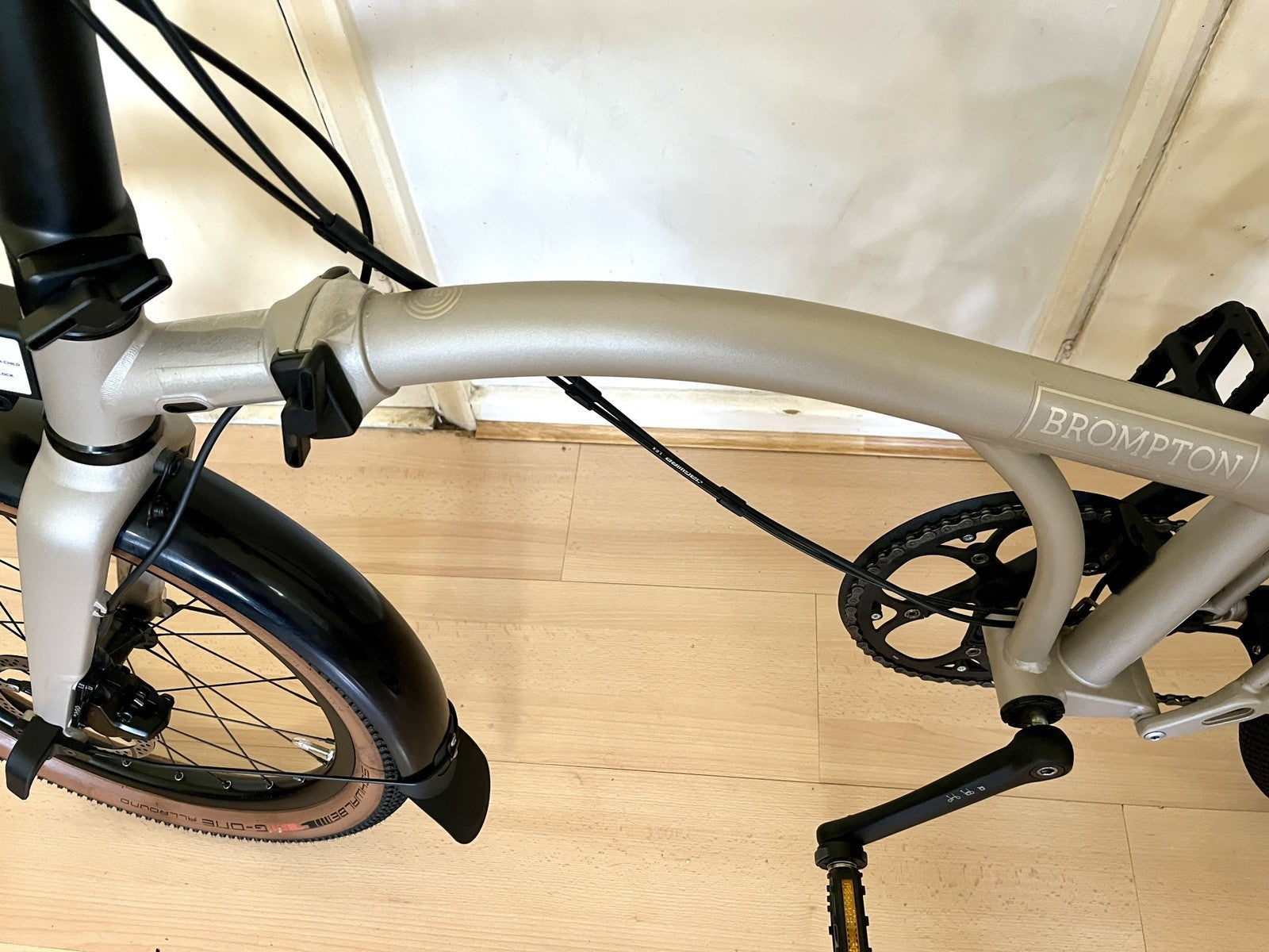 Brompton G Line 8 speed with rack and Mudguards, Traildust White, Large