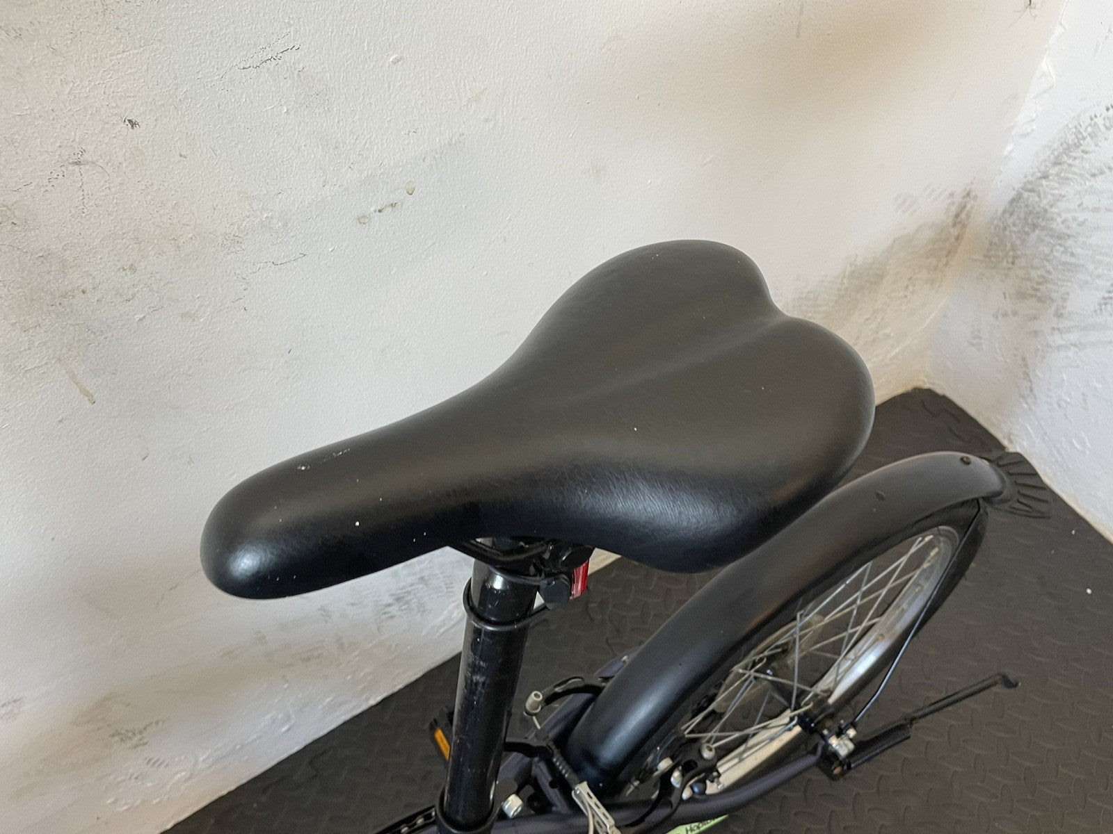 B Twin Tilt 120 Folding Bike 20 Inch Wheels. 6 Speed Matt Navy And Neon.