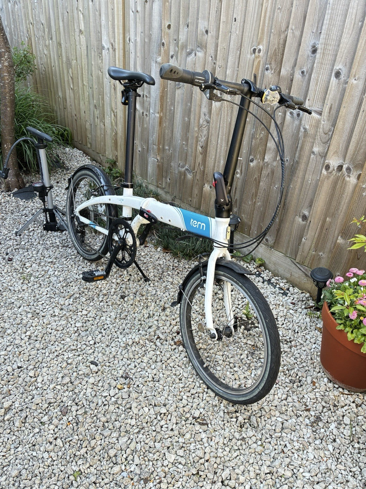 Tern Link D8 Aluminium Folding Bike With Pump. Lightweight And Compact.