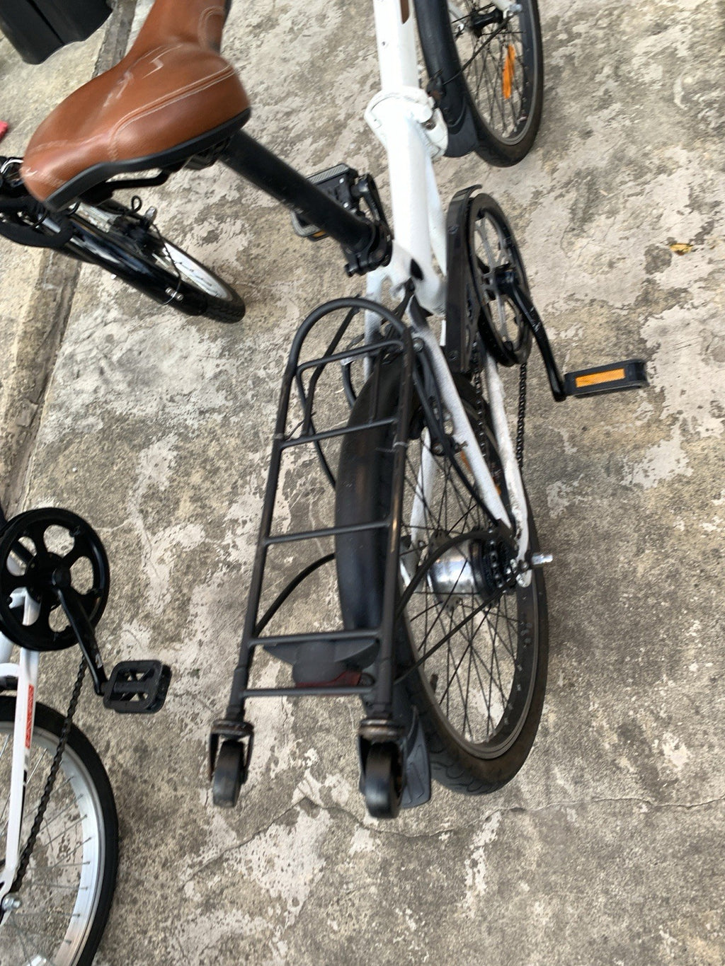 B'Twin Hoptown 7 20in Folding Bike 7-Speed White Rack Mudguards Kickstand