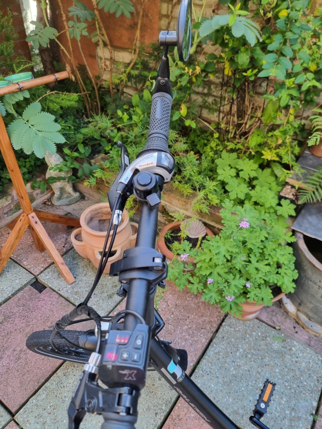 Raleigh Stow--E--Way Compact 8-Speed Folding Bike - Black