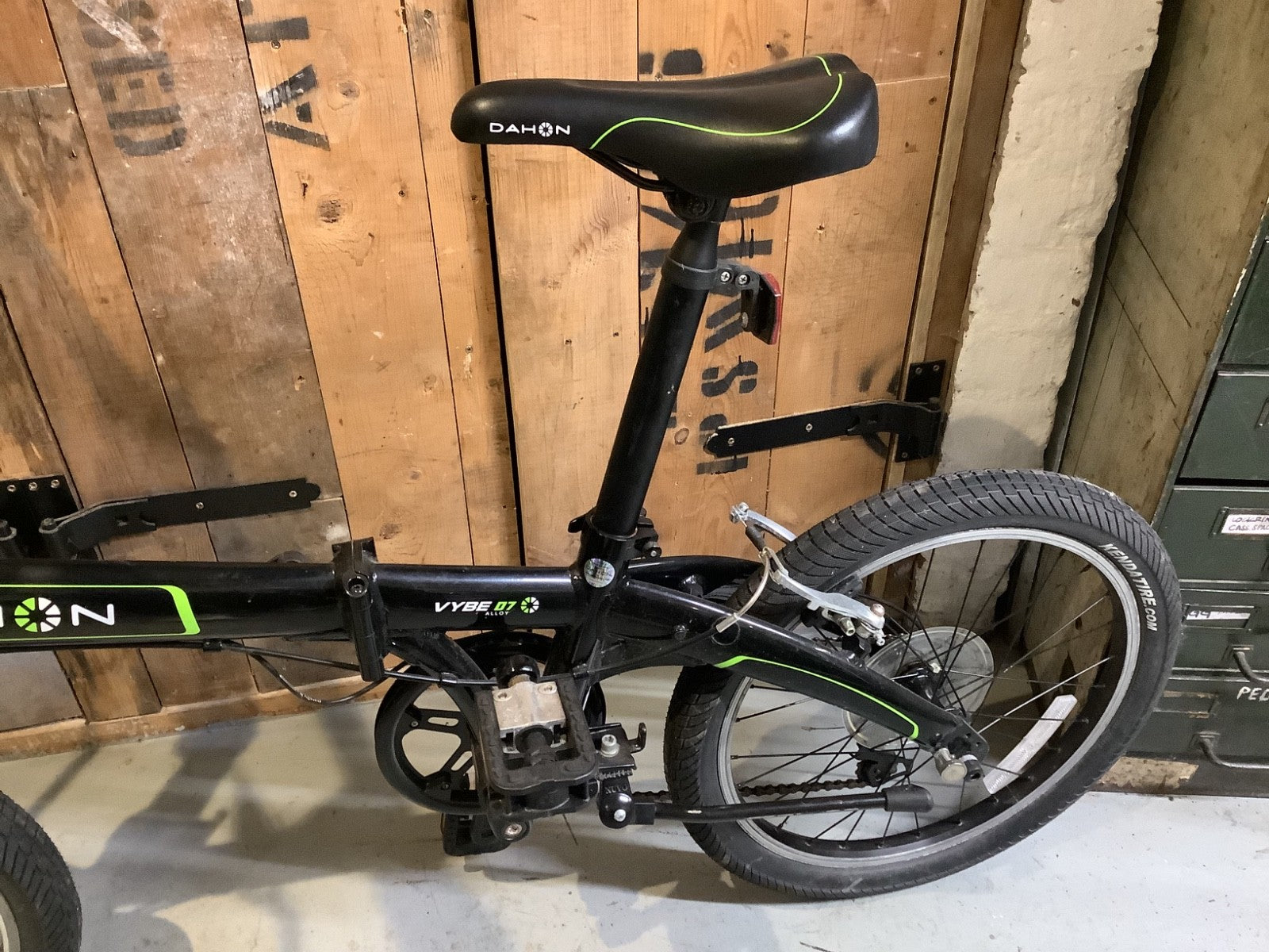 Dahon Vybe City Folding Bike 7-Speed, black