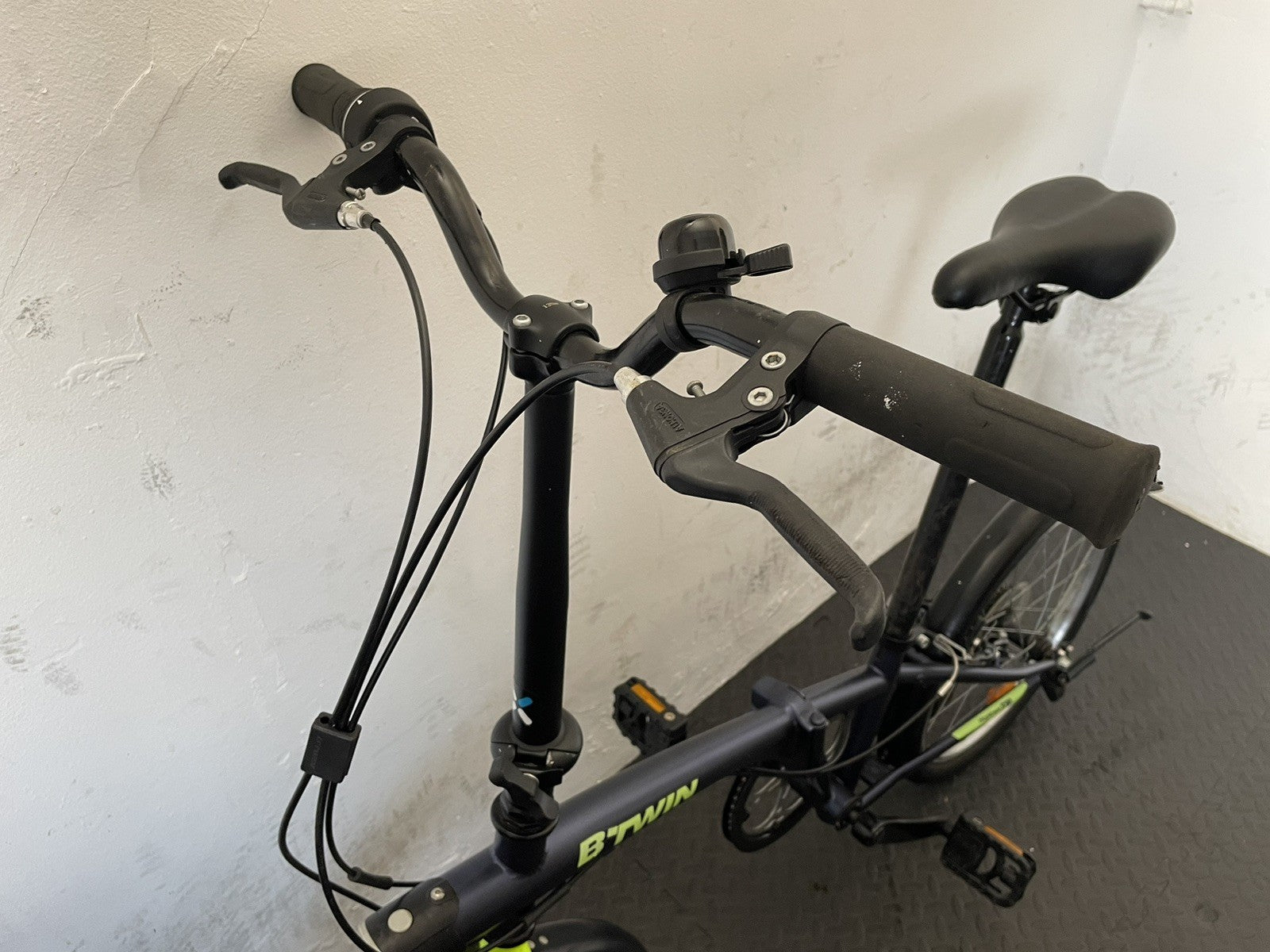 B Twin Tilt 120 Folding Bike 20 Inch Wheels. 6 Speed Matt Navy And Neon.