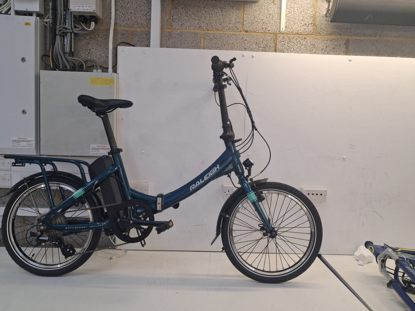 Raleigh 2019 Evo Alloy Folding Bike 20" Wheel Blue Green (Scratch/No Battery)