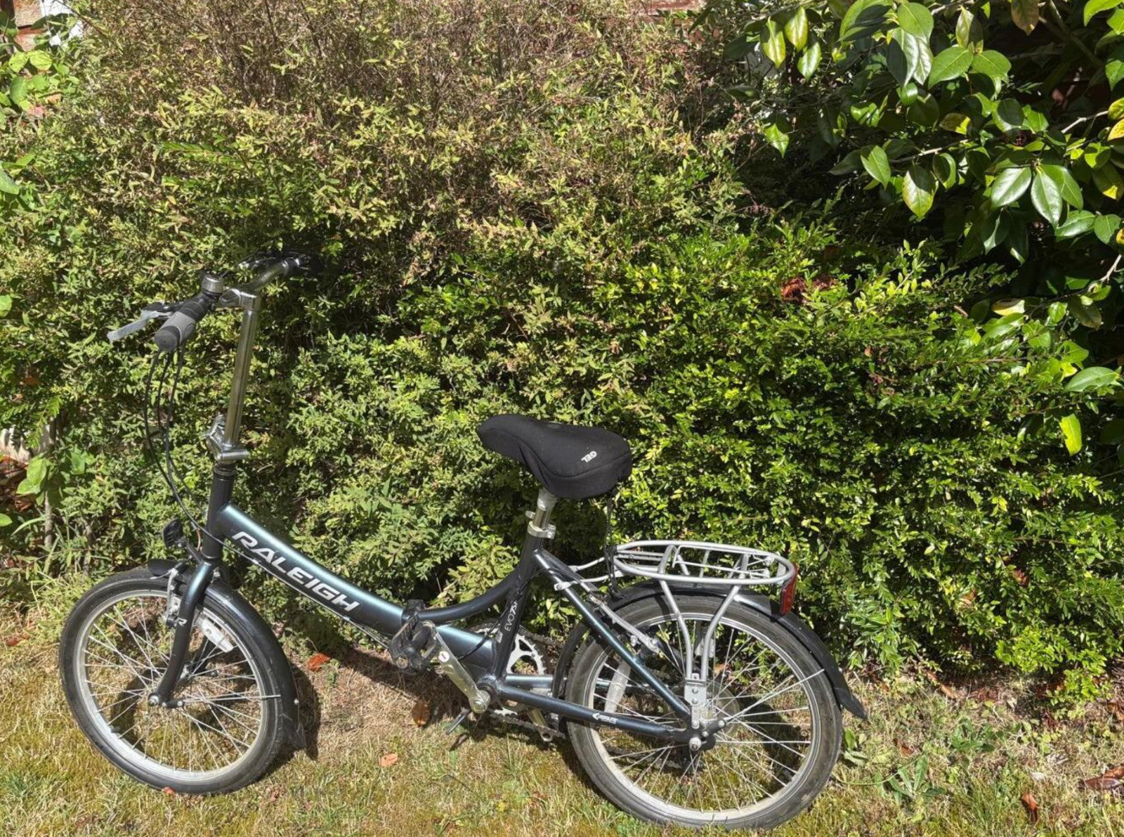 raleigh evo75 folding bike Lightweight aluminium frame with 20″ wheels  7-speed