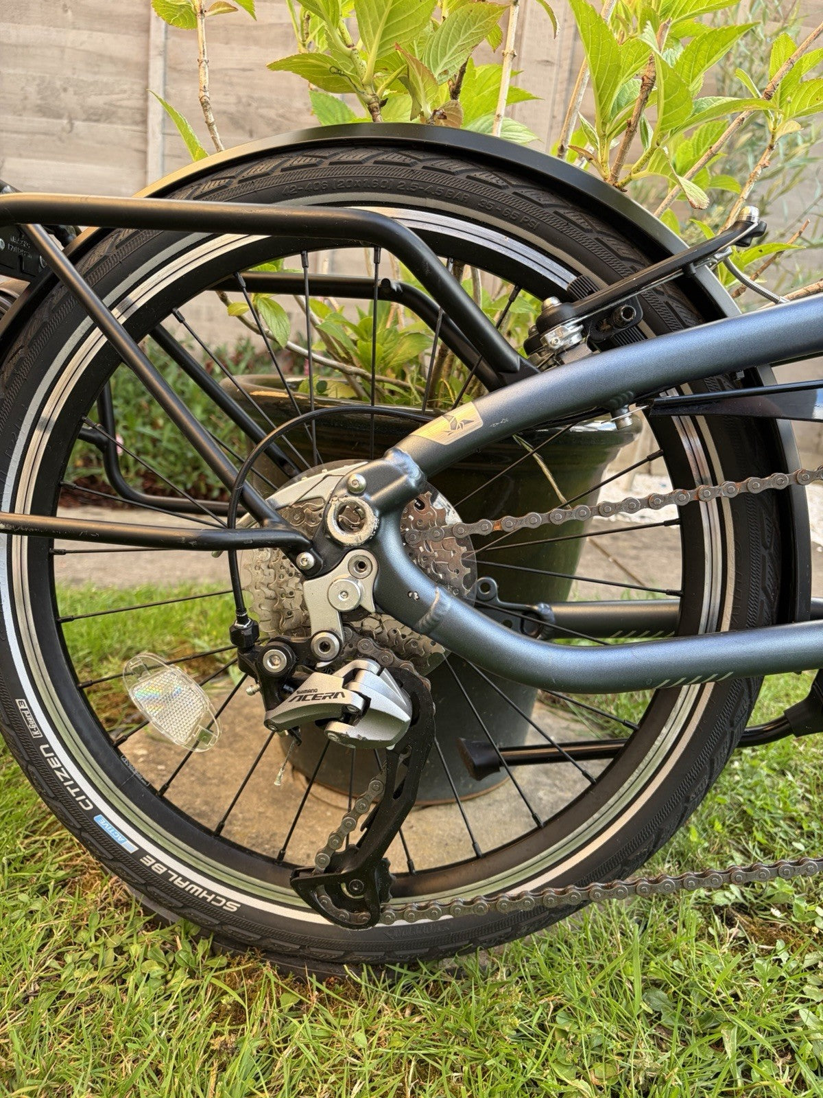 Tern BYB P8 20in Folding Bike 8-Speed Grey/Black Rear Rack Mudguards