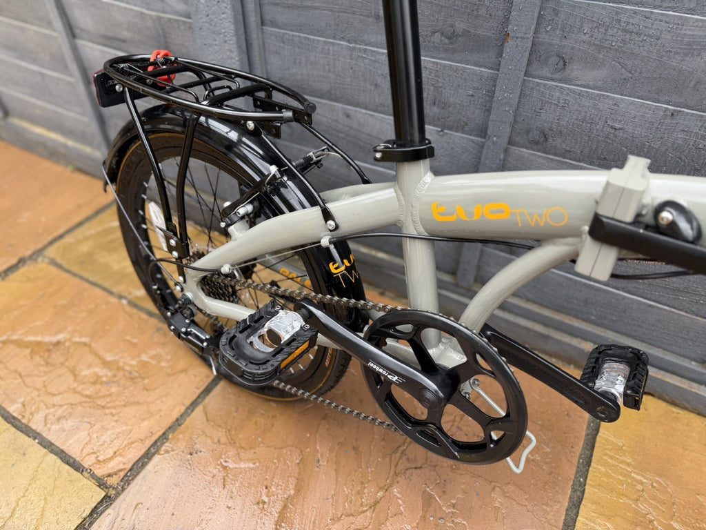 Raleigh Evo 2 Folding Bike - 7 Speed Shimano - 20" Wheels - Grey and accessories