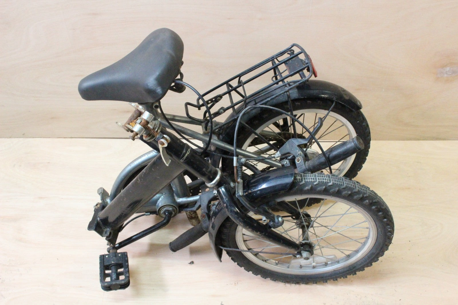 Black compact stowaway folding bike. Good working condition. Shopping. S size