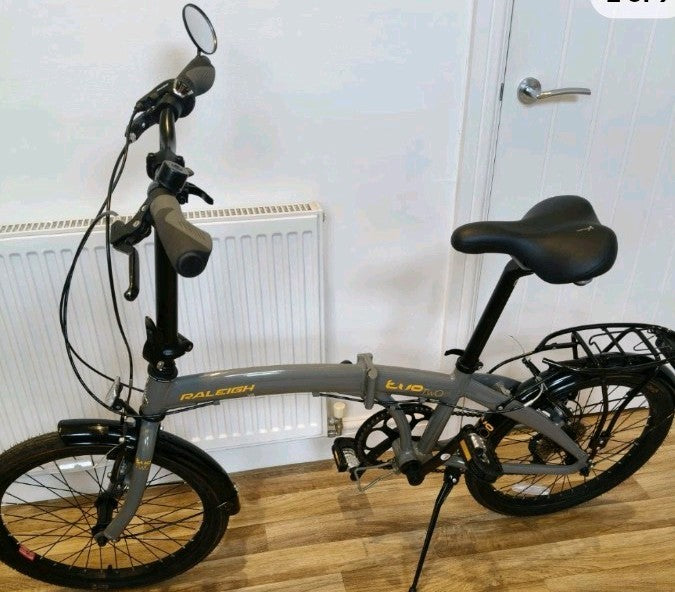 Raleigh Evo 2 is a folding bike featuring 7-speed Shimano gears and a grey frame