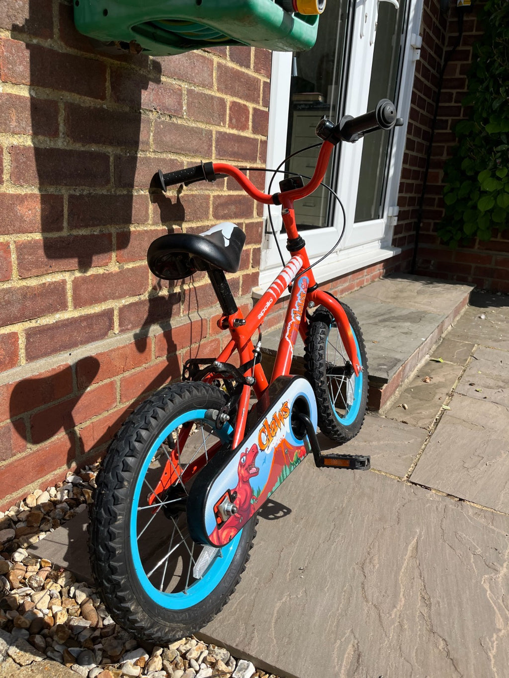 Apollo Claws 14" bike. Clean condition + folding stabilisers!
