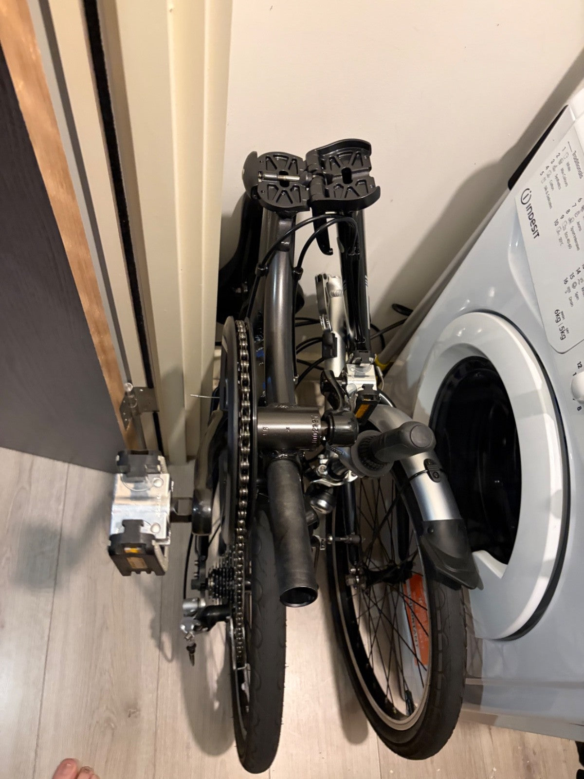 Carrera Intercity Folding Bike 20in 8-Speed V-Brake Rear Rack Mudguards Black