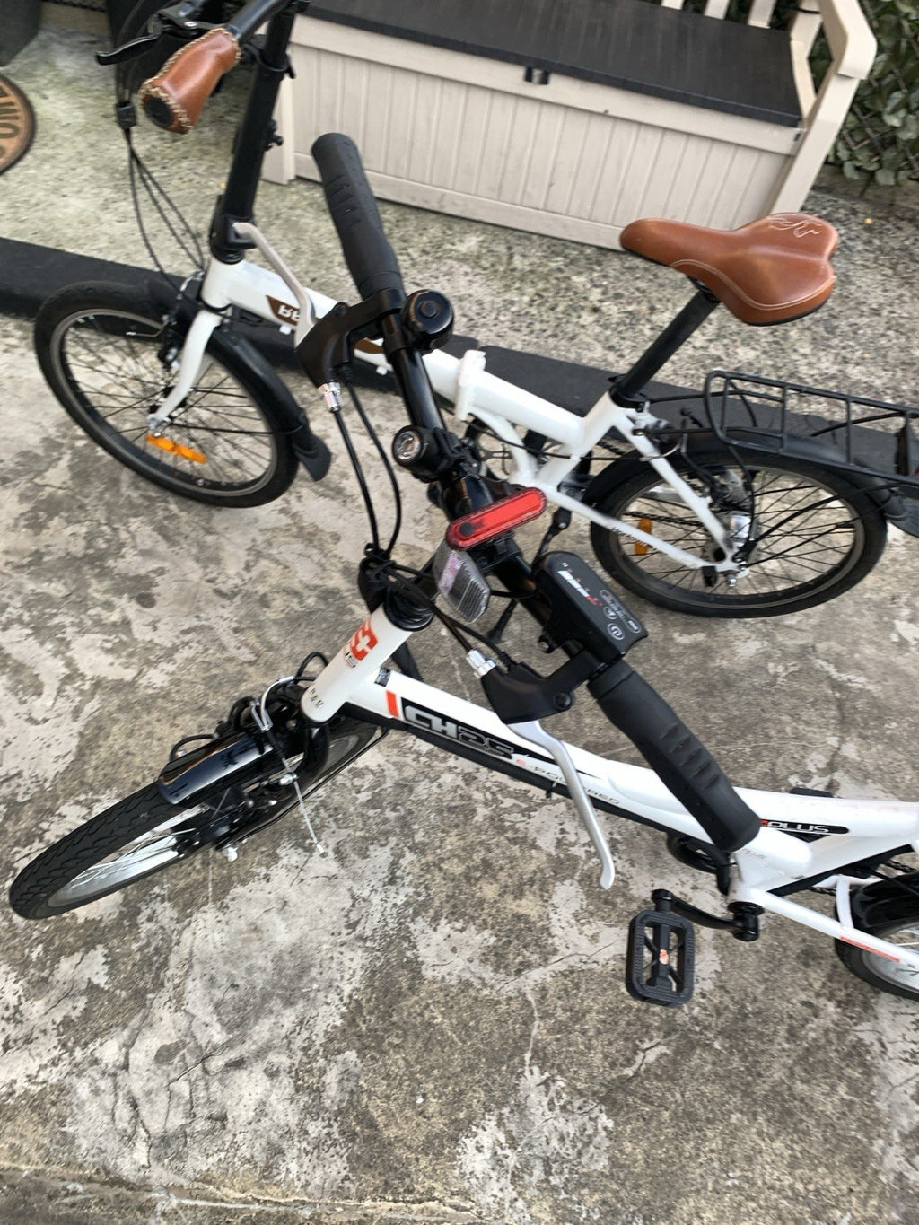 B'Twin Hoptown 7 20in Folding Bike 7-Speed White Rack Mudguards Kickstand