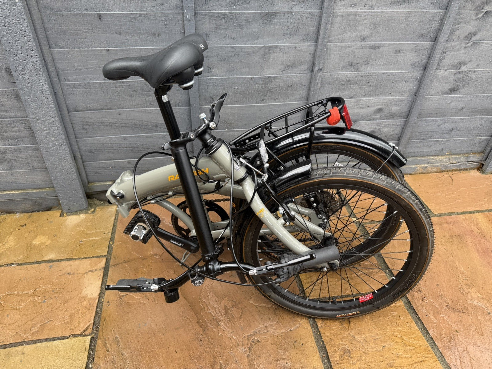 Raleigh Evo 2 Folding Bike - 7 Speed Shimano - 20" Wheels - Grey and accessories