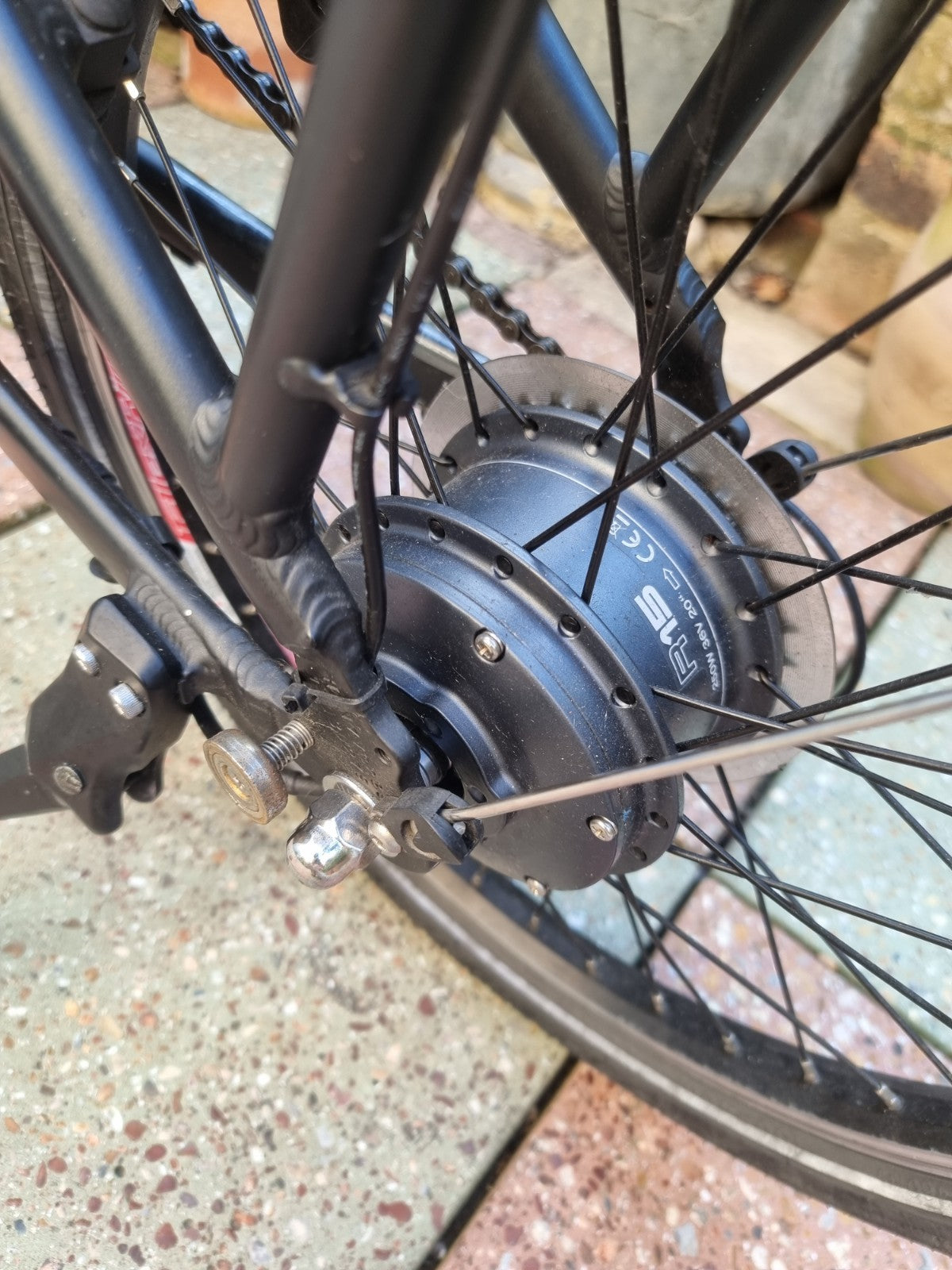 Raleigh Stow--E--Way Compact 8-Speed Folding Bike - Black
