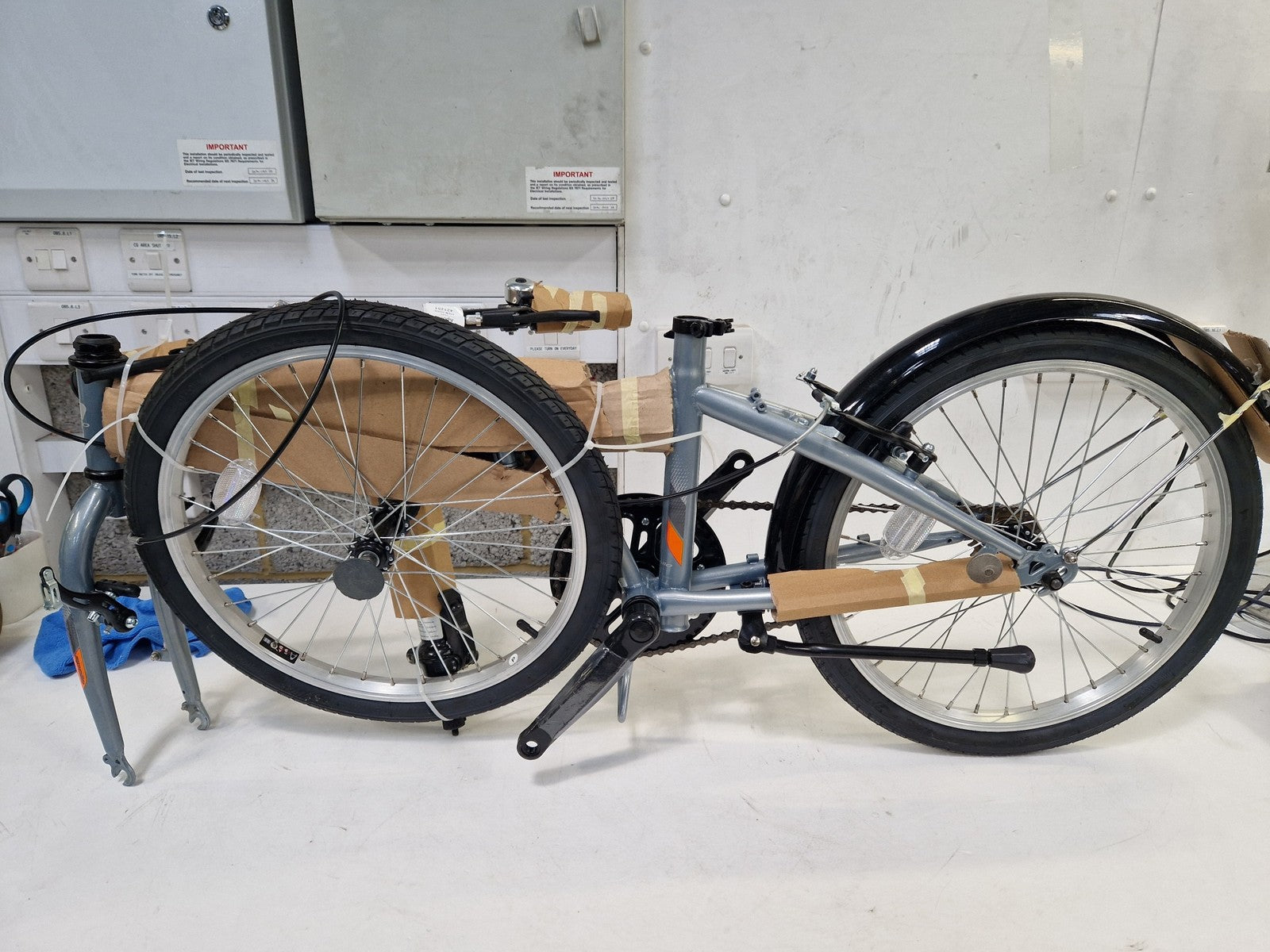 Apollo Tuck Folding Bike 20in Single-Speed One-Size Grey/Orange [Scuffed Wheel]