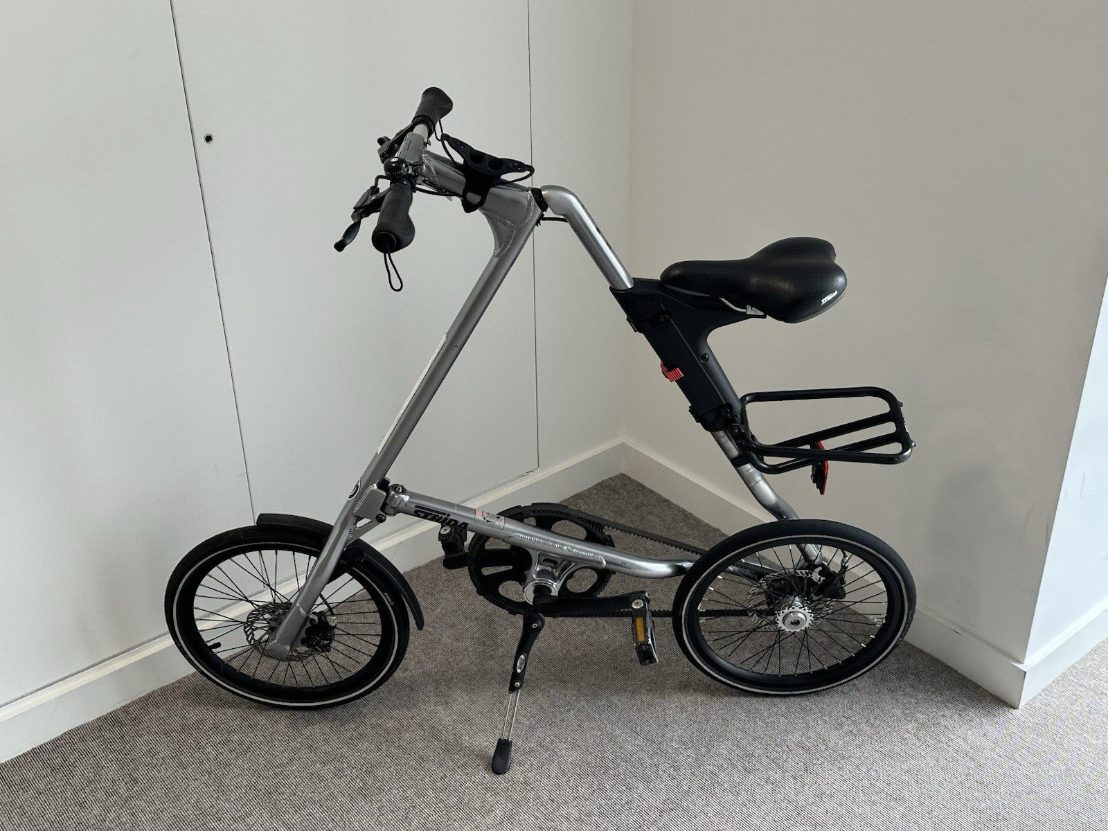 STRIDA SX Folding Bike – Silver Brush with Black Details – Good Condition