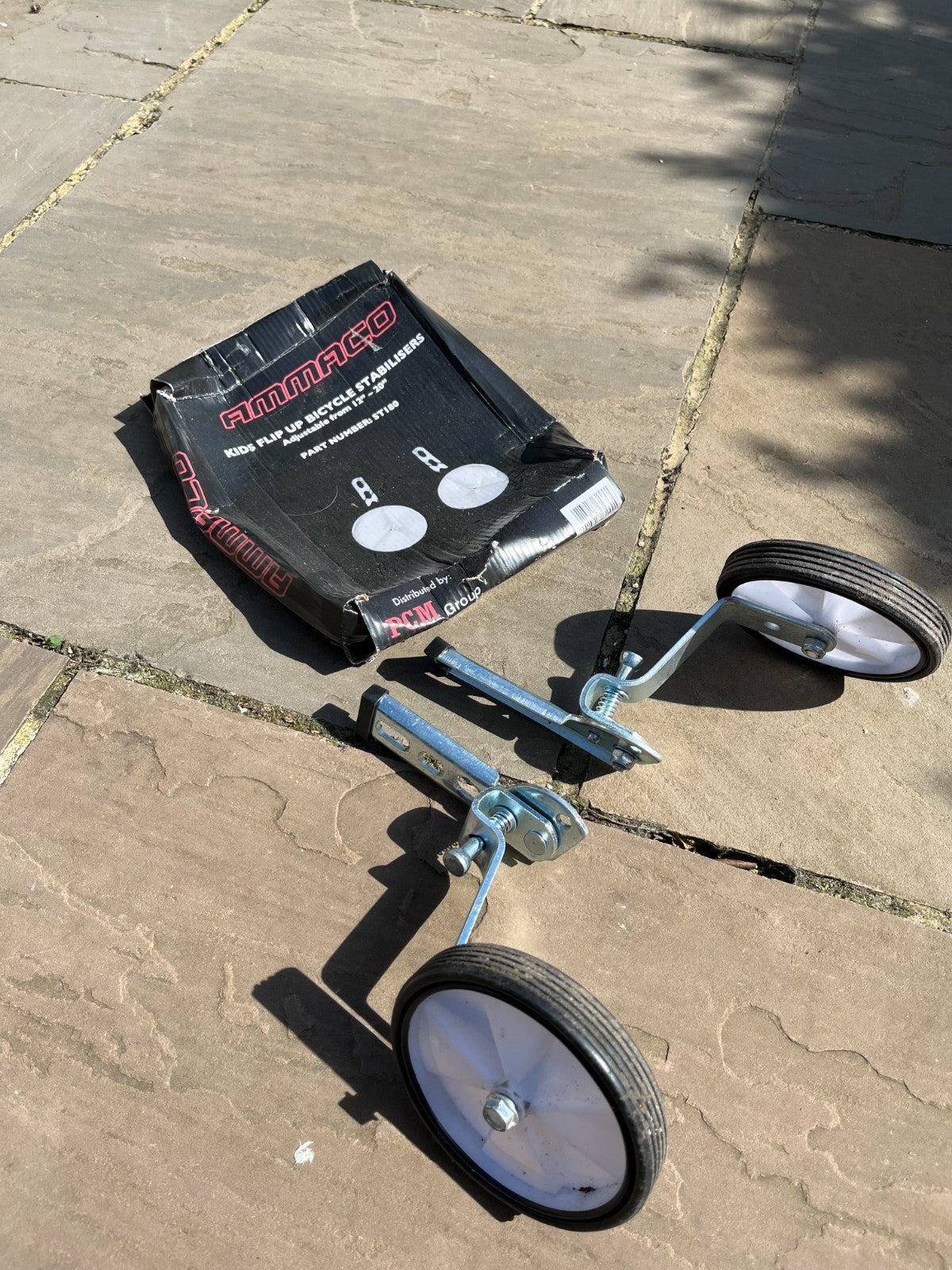 Apollo Claws 14" bike. Clean condition + folding stabilisers!