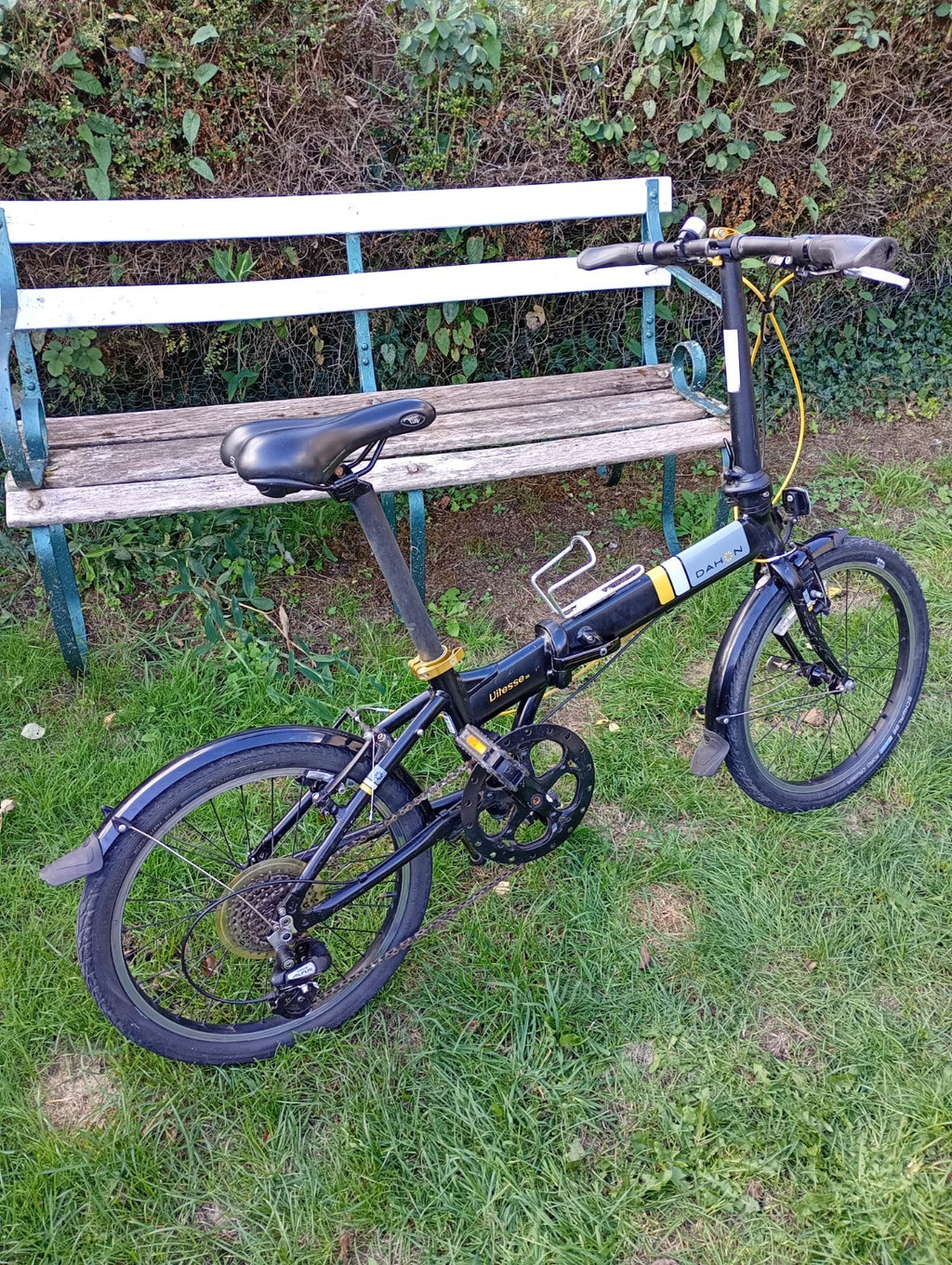 Dahon Vitesse D8 Aluminium Folding Bike 20" Black Wheels, 8-Speed Shimano Altus