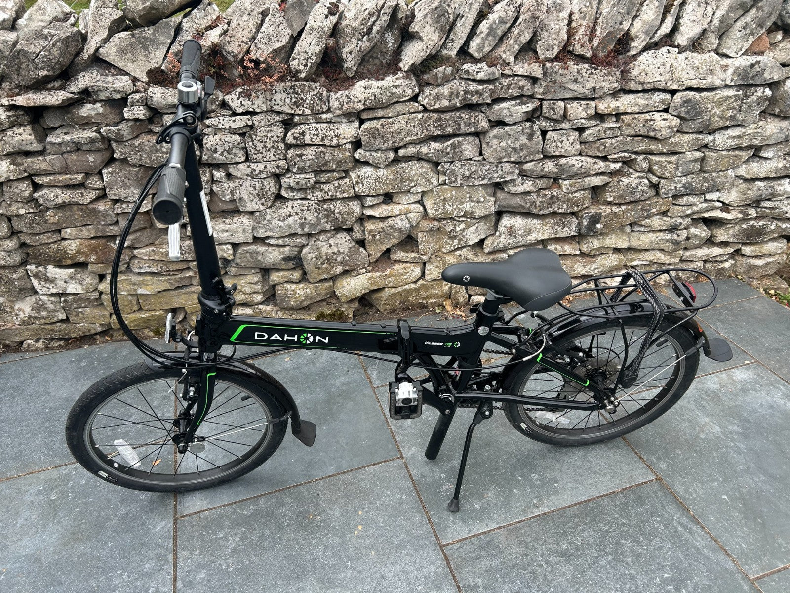 Dahon Vitesse D8 folding bike black.