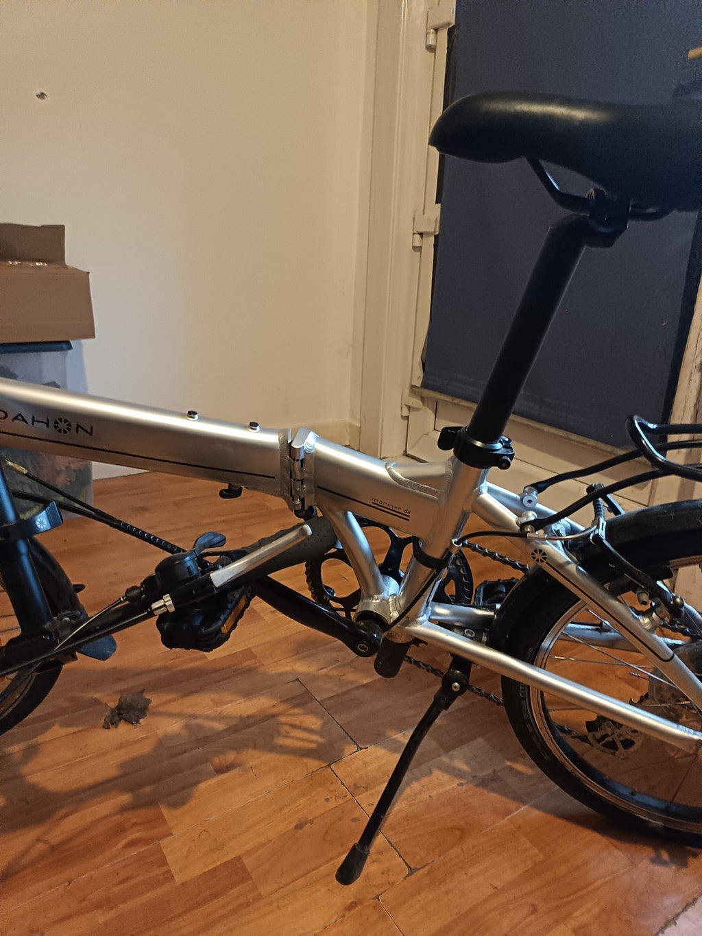 DAHON MARINER D8 FOLDING BIKE NEARLY NEW - SILVER