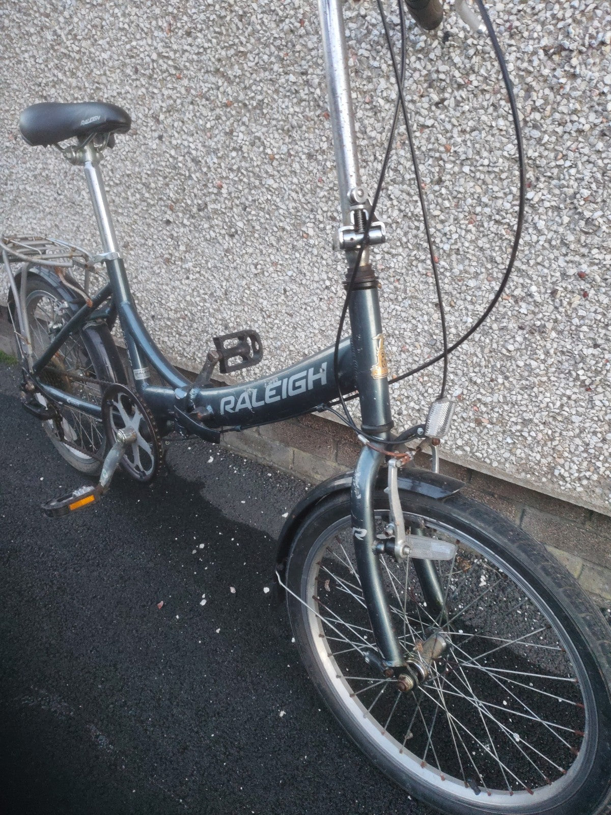Raleigh EVO 7SP Folding Bike, Aluminum Frame, 20" Wheels, 7 Speed with Revo Grip