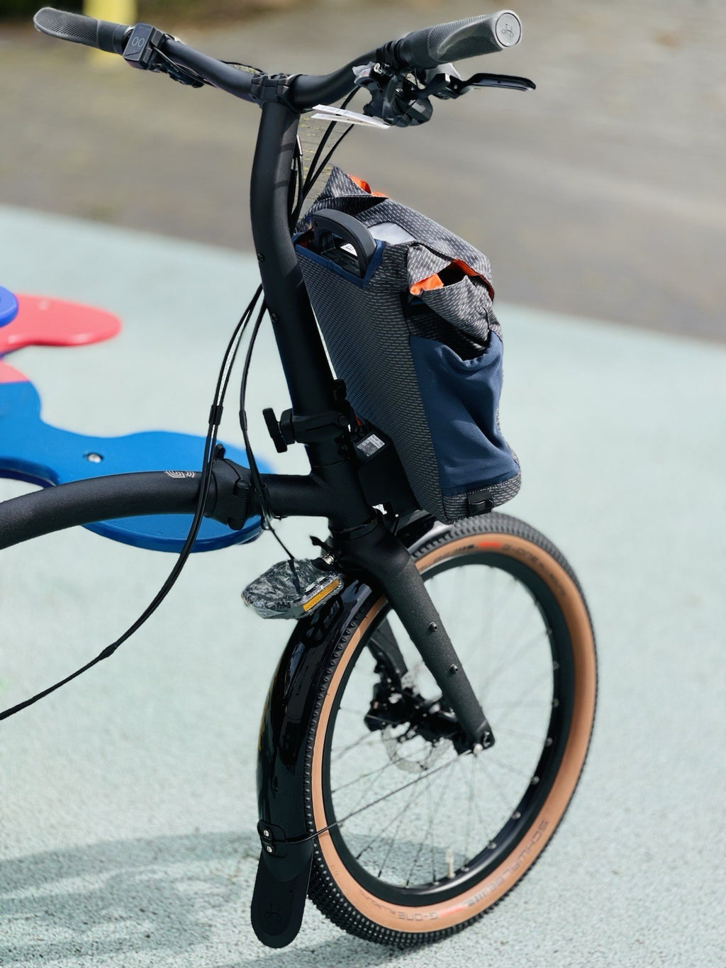 Brompton Folding Bike Black/Tan 16in Disc Brakes Riser Bars with Front Bag