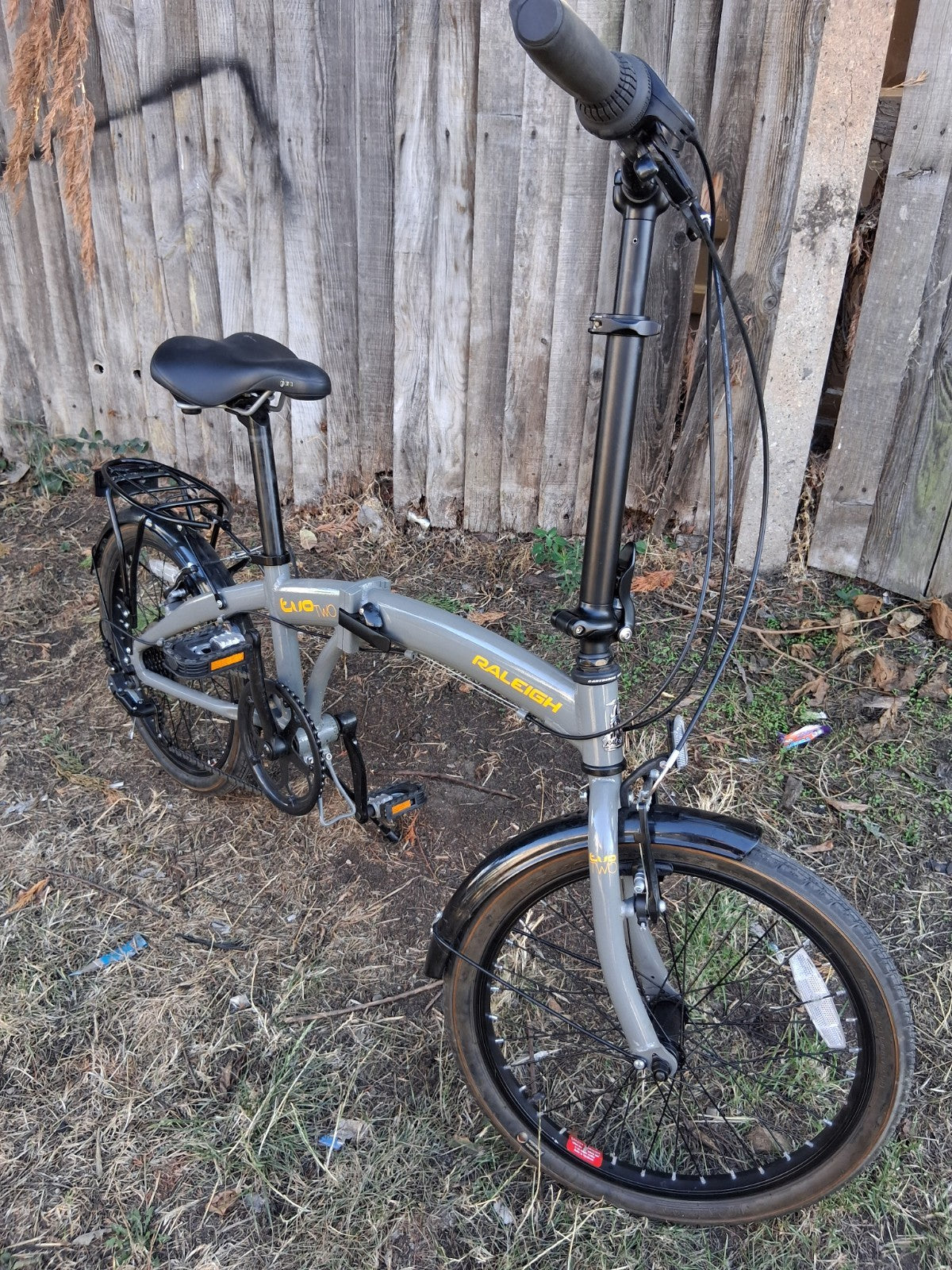 Raleigh Evo Two Folding Bike 20" Aluminium Frame, 7-Speed, Rear Rack Stand