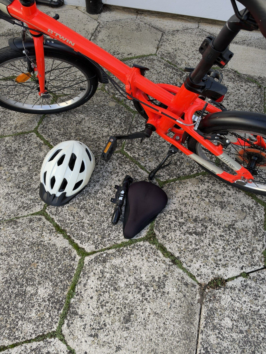 B'TWIN Tilt 500 20in Folding Bike Red/Black 7-Speed V-Brake Mudguards
